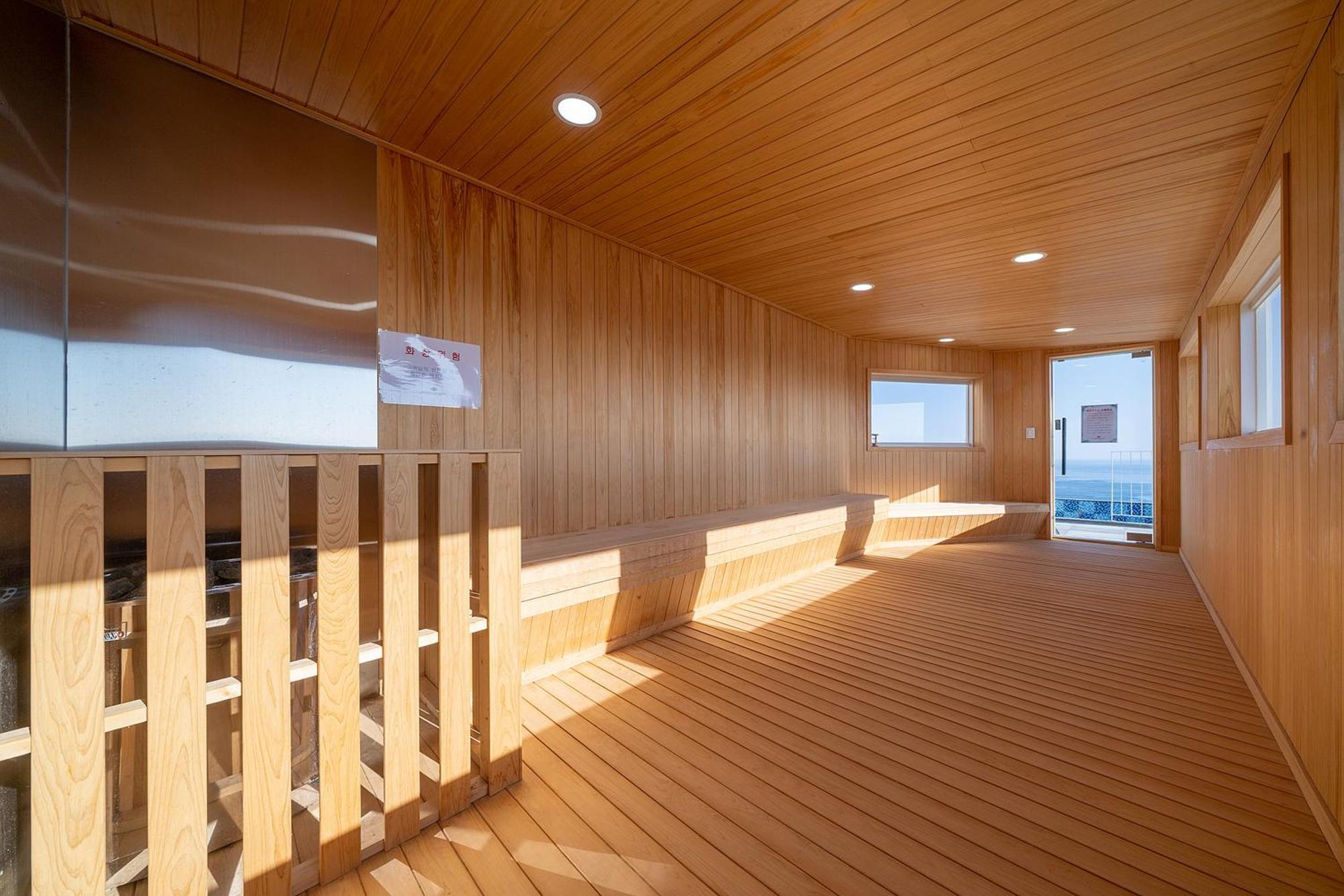 Gangneung Chonpines Ocean Suites Hotel ภายนอก รูปภาพ