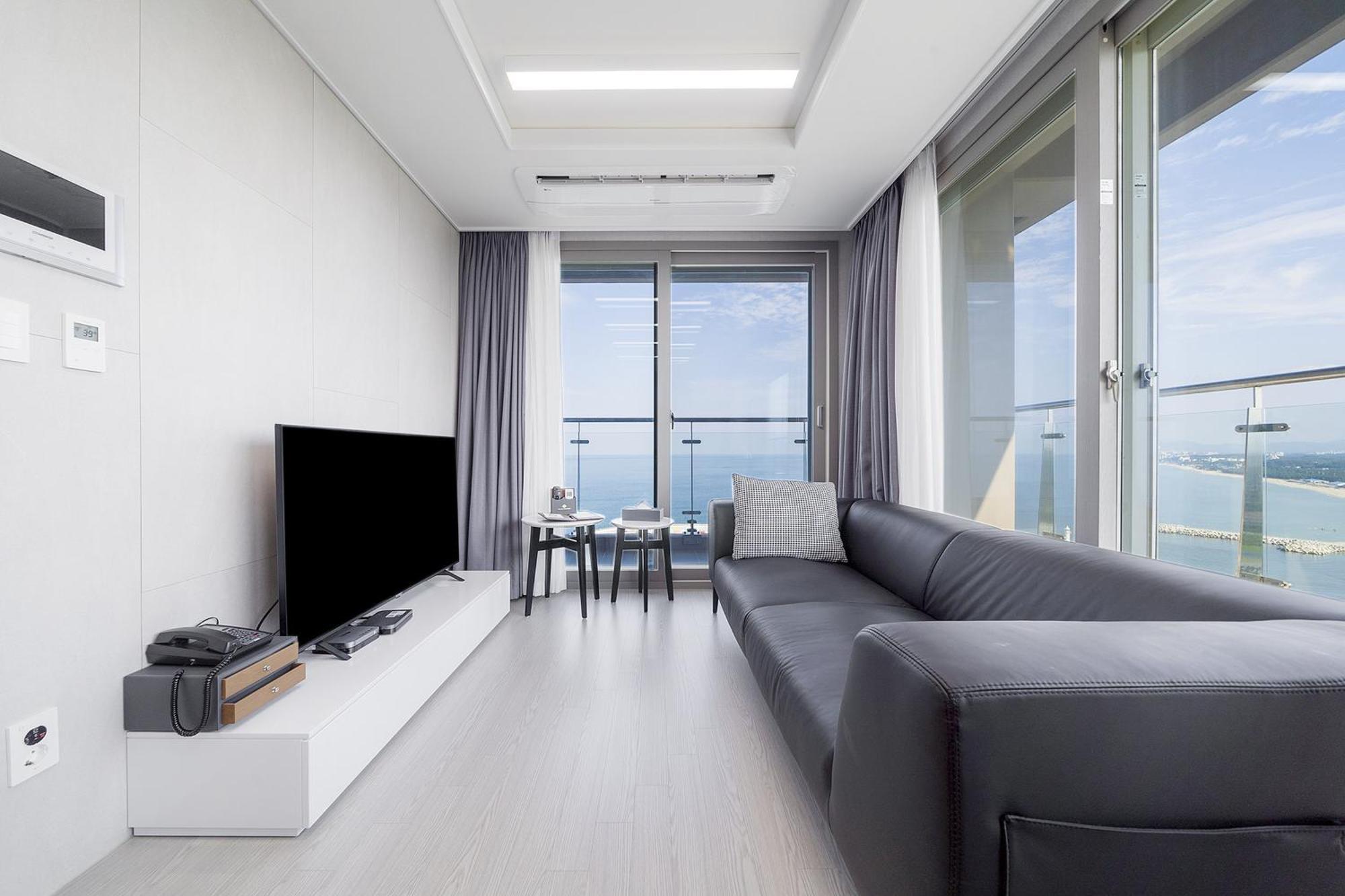 Gangneung Chonpines Ocean Suites Hotel ภายนอก รูปภาพ